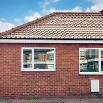 Madeline\'S View -A Smart And Modern 1 Bed Property With The Bonus Of A Large Driveway Parking Area